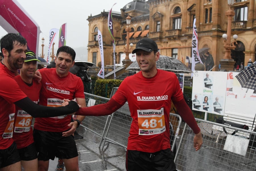 La XIII edición de la Carrera de Empresas se ha celebrado este domingo en Donostia. La lluvia no ha podido con los cientos de corredores que han participado en la prueba.