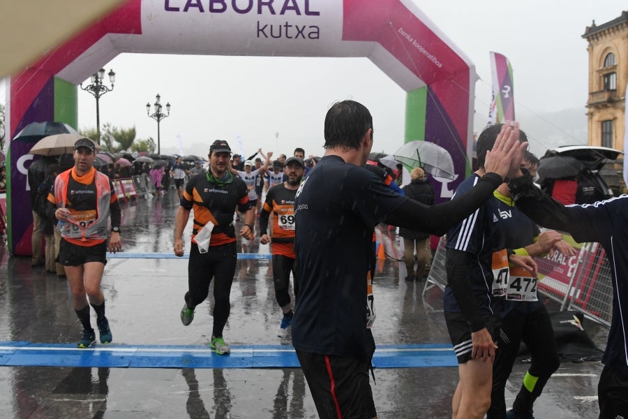 La XIII edición de la Carrera de Empresas se ha celebrado este domingo en Donostia. La lluvia no ha podido con los cientos de corredores que han participado en la prueba.