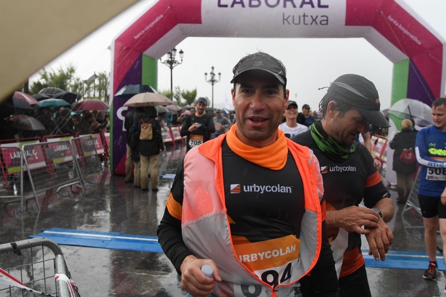 La XIII edición de la Carrera de Empresas se ha celebrado este domingo en Donostia. La lluvia no ha podido con los cientos de corredores que han participado en la prueba.