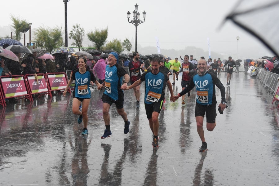 La XIII edición de la Carrera de Empresas se ha celebrado este domingo en Donostia. La lluvia no ha podido con los cientos de corredores que han participado en la prueba.