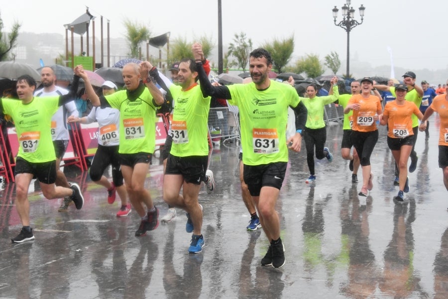 La XIII edición de la Carrera de Empresas se ha celebrado este domingo en Donostia. La lluvia no ha podido con los cientos de corredores que han participado en la prueba.