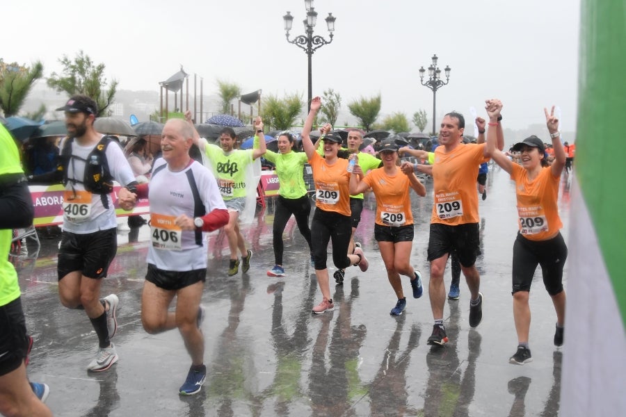 La XIII edición de la Carrera de Empresas se ha celebrado este domingo en Donostia. La lluvia no ha podido con los cientos de corredores que han participado en la prueba.