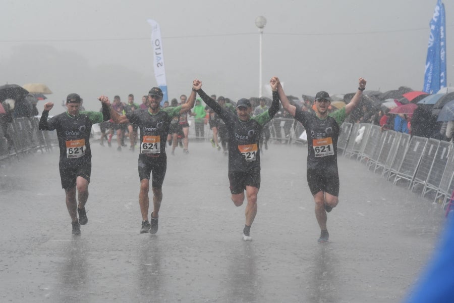 La XIII edición de la Carrera de Empresas se ha celebrado este domingo en Donostia. La lluvia no ha podido con los cientos de corredores que han participado en la prueba.