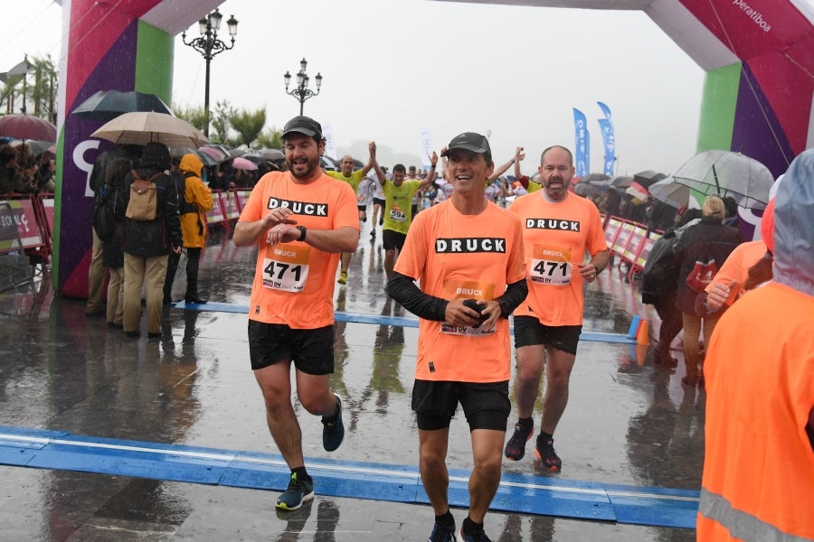 La XIII edición de la Carrera de Empresas se ha celebrado este domingo en Donostia. La lluvia no ha podido con los cientos de corredores que han participado en la prueba.