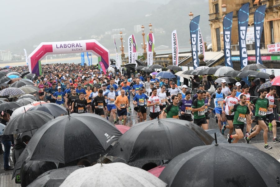 La XIII edición de la Carrera de Empresas se ha celebrado este domingo en Donostia. La lluvia no ha podido con los cientos de corredores que han participado en la prueba.