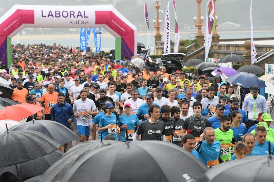 La XIII edición de la Carrera de Empresas se ha celebrado este domingo en Donostia. La lluvia no ha podido con los cientos de corredores que han participado en la prueba.