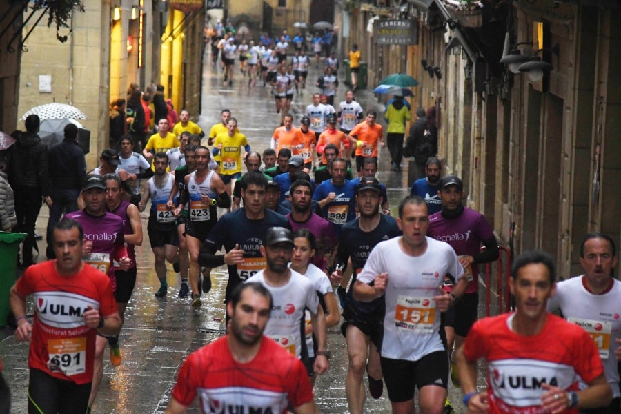 La XIII edición de la Carrera de Empresas se ha celebrado este domingo en Donostia. La lluvia no ha podido con los cientos de corredores que han participado en la prueba.