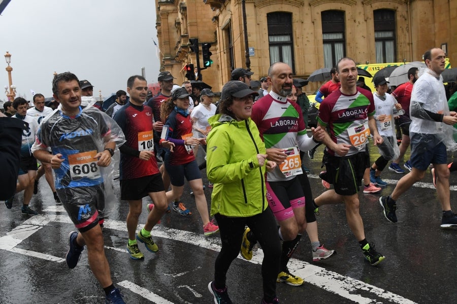 La XIII edición de la Carrera de Empresas se ha celebrado este domingo en Donostia. La lluvia no ha podido con los cientos de corredores que han participado en la prueba.