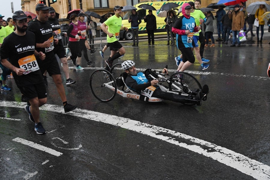 La XIII edición de la Carrera de Empresas se ha celebrado este domingo en Donostia. La lluvia no ha podido con los cientos de corredores que han participado en la prueba.
