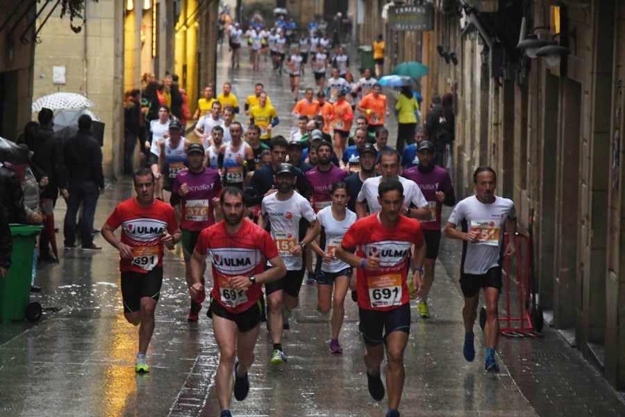 La XIII edición de la Carrera de Empresas se ha celebrado este domingo en Donostia. La lluvia no ha podido con los cientos de corredores que han participado en la prueba.