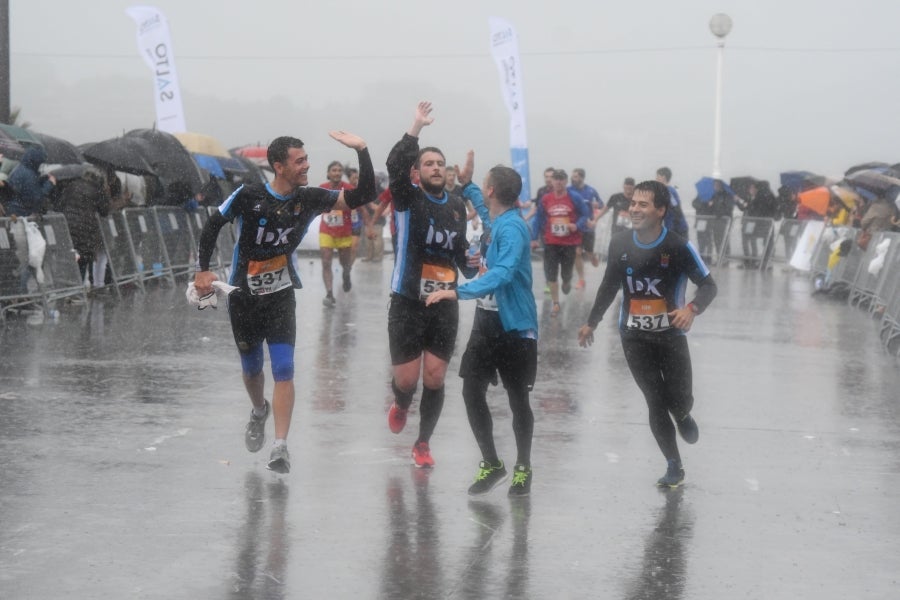 La XIII edición de la Carrera de Empresas se ha celebrado este domingo en Donostia. La lluvia no ha podido con los cientos de corredores que han participado en la prueba.