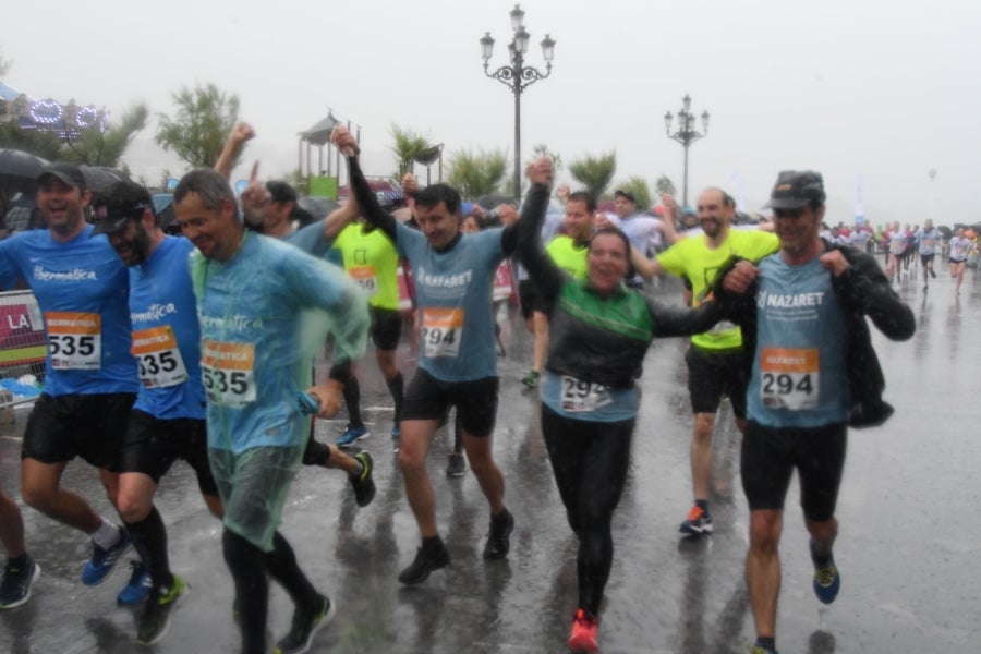 La XIII edición de la Carrera de Empresas se ha celebrado este domingo en Donostia. La lluvia no ha podido con los cientos de corredores que han participado en la prueba.
