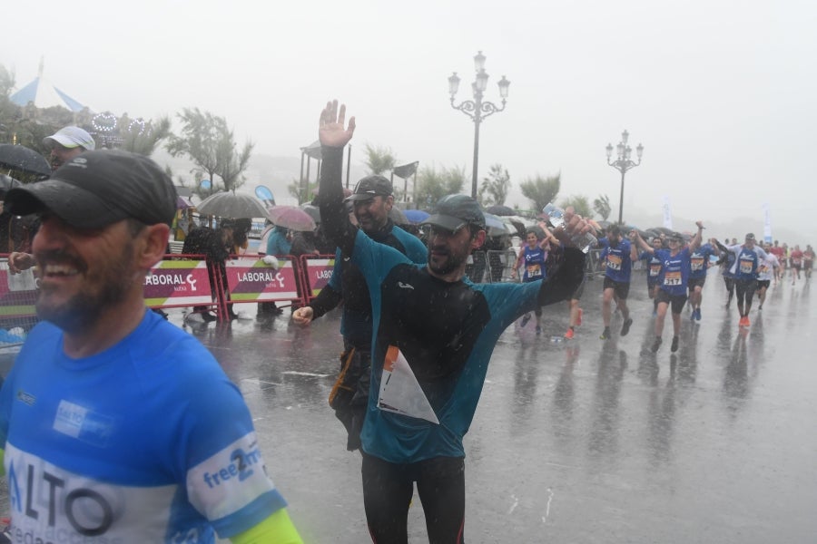 La XIII edición de la Carrera de Empresas se ha celebrado este domingo en Donostia. La lluvia no ha podido con los cientos de corredores que han participado en la prueba.