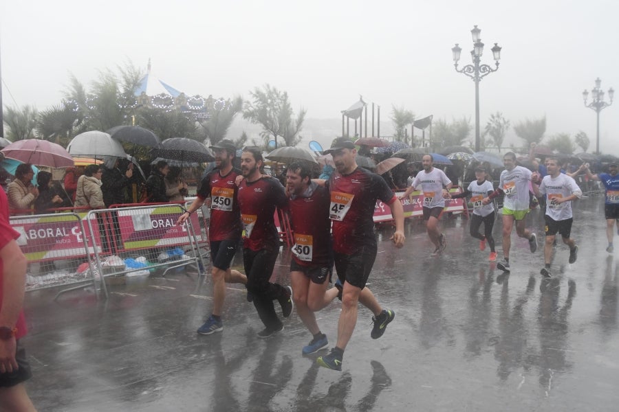 La XIII edición de la Carrera de Empresas se ha celebrado este domingo en Donostia. La lluvia no ha podido con los cientos de corredores que han participado en la prueba.