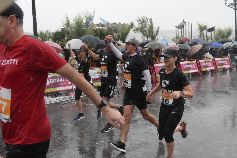 La XIII edición de la Carrera de Empresas se ha celebrado este domingo en Donostia. La lluvia no ha podido con los cientos de corredores que han participado en la prueba.