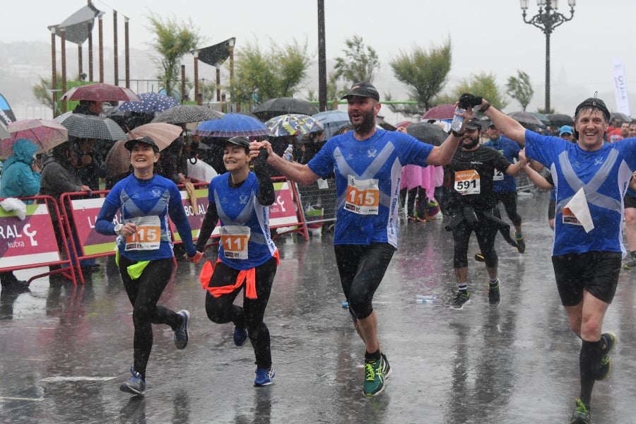 La XIII edición de la Carrera de Empresas se ha celebrado este domingo en Donostia. La lluvia no ha podido con los cientos de corredores que han participado en la prueba.