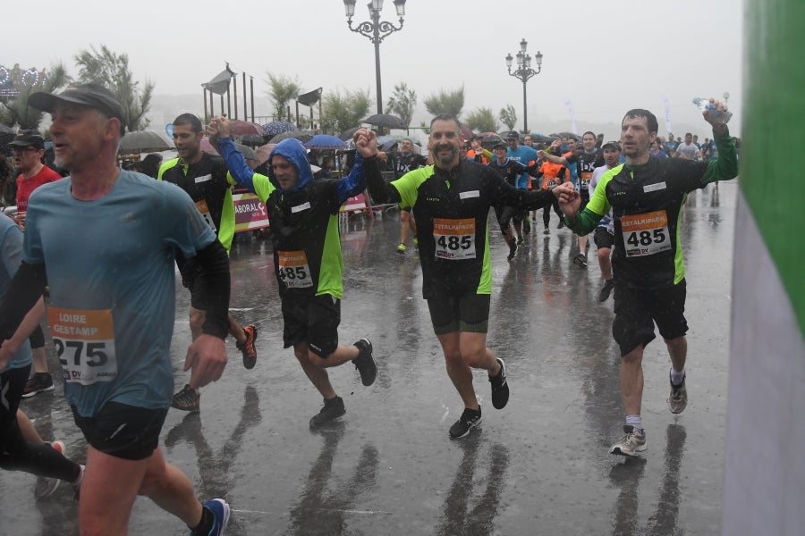 La XIII edición de la Carrera de Empresas se ha celebrado este domingo en Donostia. La lluvia no ha podido con los cientos de corredores que han participado en la prueba.
