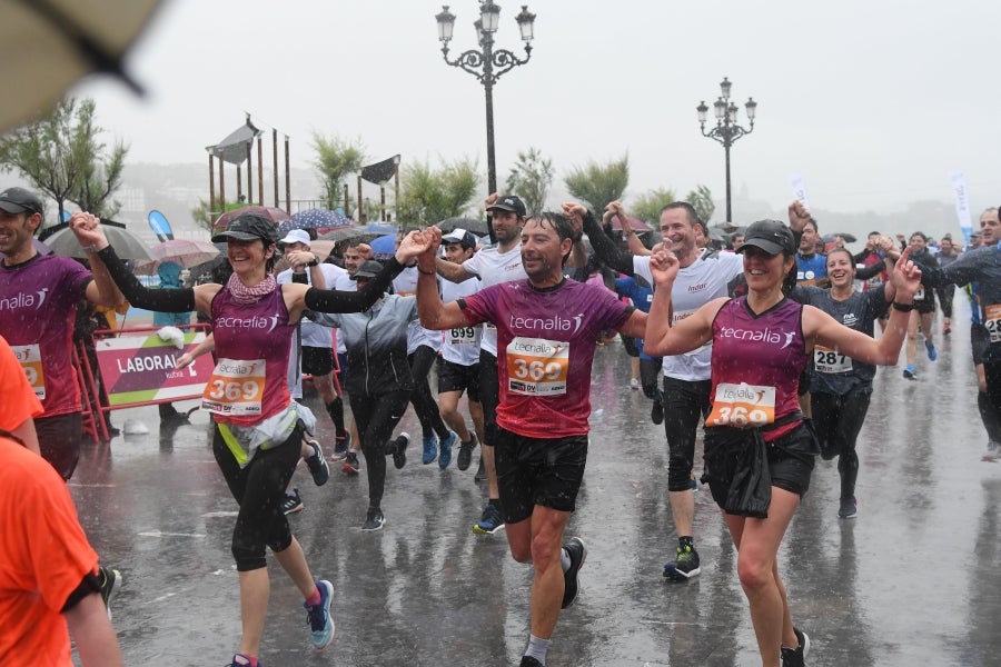 La XIII edición de la Carrera de Empresas se ha celebrado este domingo en Donostia. La lluvia no ha podido con los cientos de corredores que han participado en la prueba.