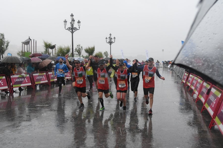 La XIII edición de la Carrera de Empresas se ha celebrado este domingo en Donostia. La lluvia no ha podido con los cientos de corredores que han participado en la prueba.