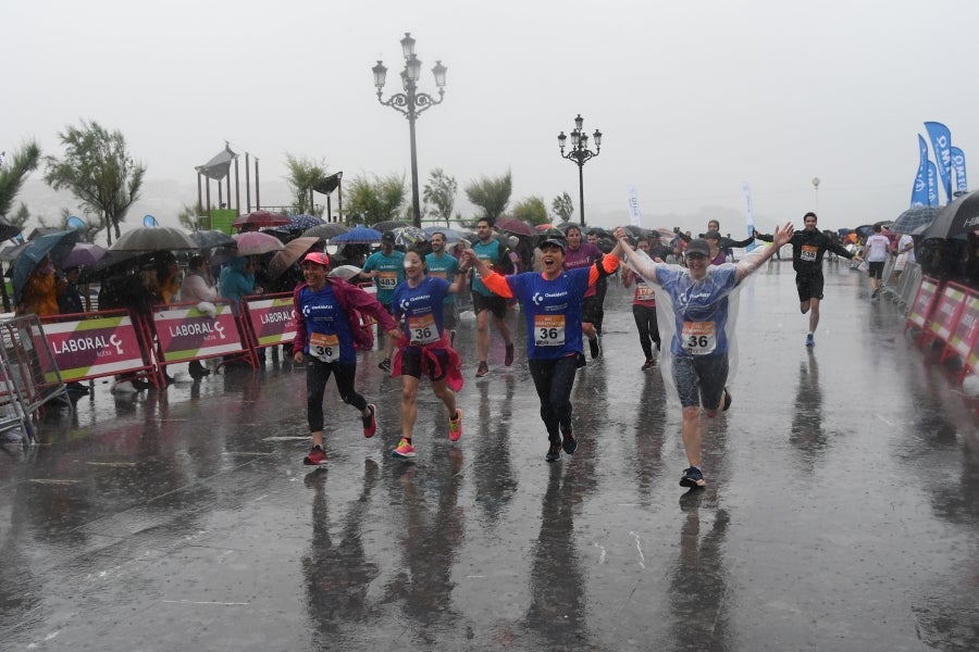 La XIII edición de la Carrera de Empresas se ha celebrado este domingo en Donostia. La lluvia no ha podido con los cientos de corredores que han participado en la prueba.