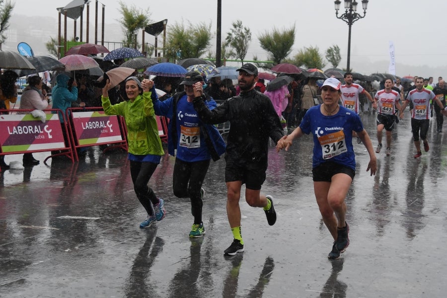 La XIII edición de la Carrera de Empresas se ha celebrado este domingo en Donostia. La lluvia no ha podido con los cientos de corredores que han participado en la prueba.
