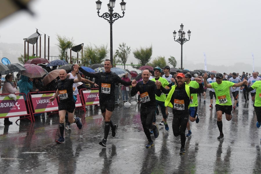 La XIII edición de la Carrera de Empresas se ha celebrado este domingo en Donostia. La lluvia no ha podido con los cientos de corredores que han participado en la prueba.