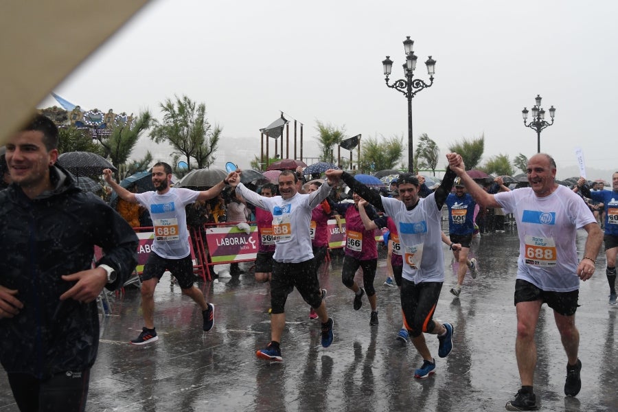 La XIII edición de la Carrera de Empresas se ha celebrado este domingo en Donostia. La lluvia no ha podido con los cientos de corredores que han participado en la prueba.