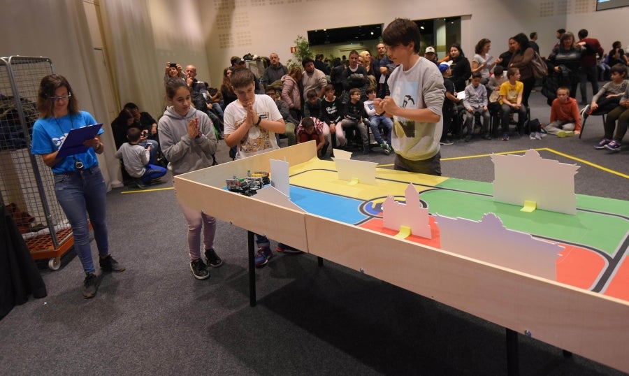 225 niños de 30 colegios participan en una Liga de robótica.