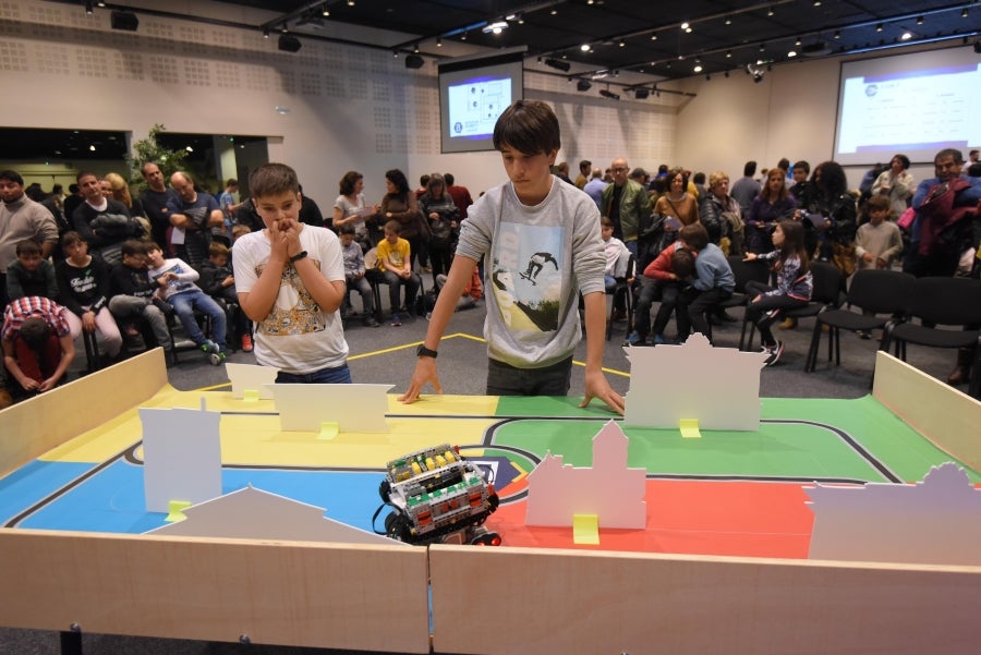 225 niños de 30 colegios participan en una Liga de robótica.