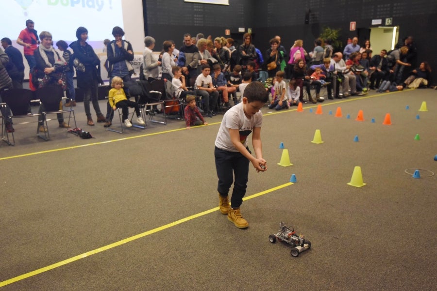 225 niños de 30 colegios participan en una Liga de robótica.