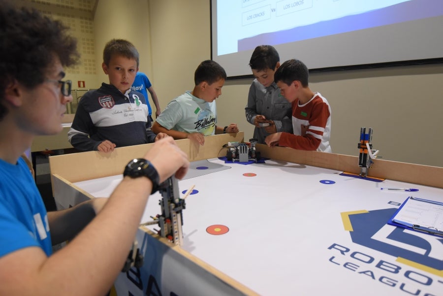 225 niños de 30 colegios participan en una Liga de robótica.