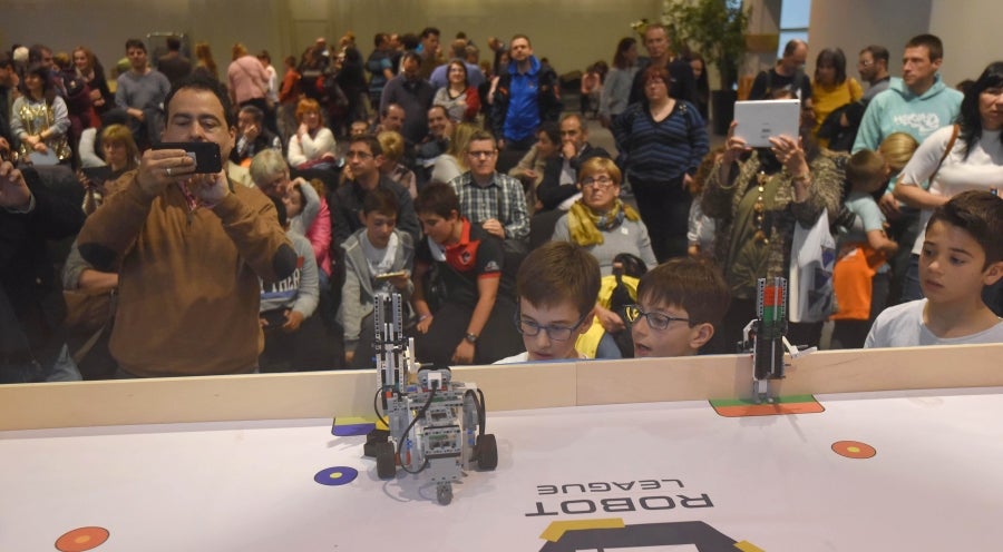 225 niños de 30 colegios participan en una Liga de robótica.