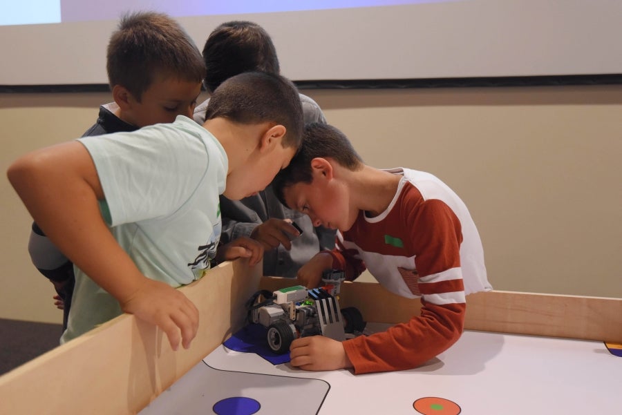 225 niños de 30 colegios participan en una Liga de robótica.