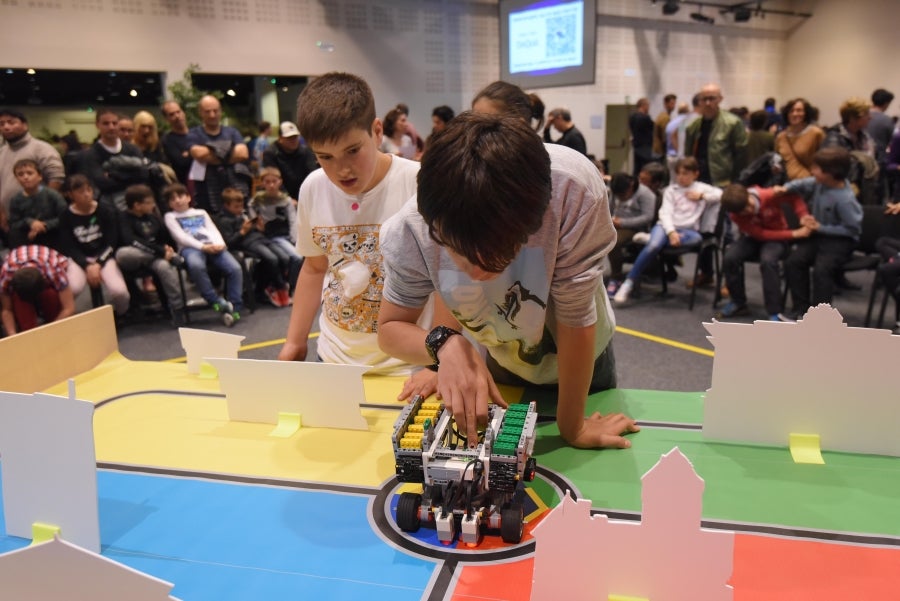 225 niños de 30 colegios participan en una Liga de robótica.