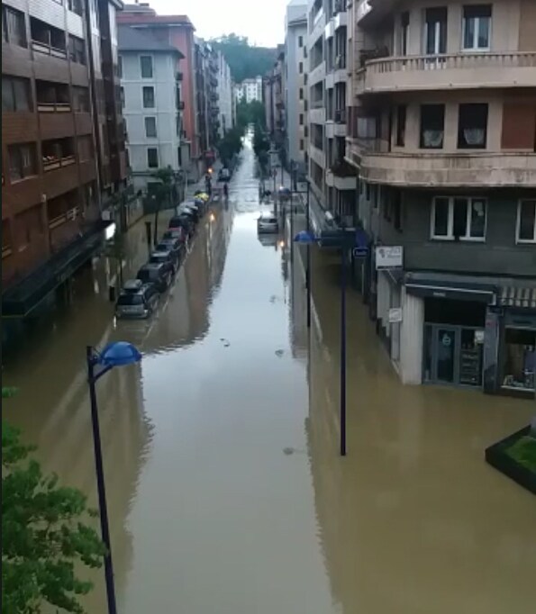 Calle inundada en Errenteria.