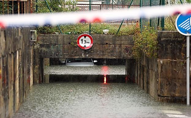 Calles del centro de Errenteria totalmente inundadas esta mañana. 