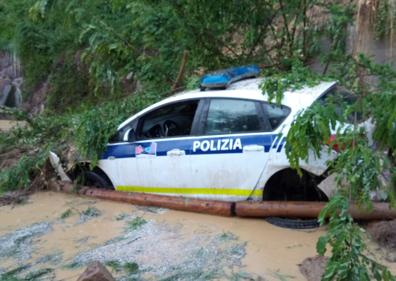 Imagen secundaria 1 - La zona del desprendimiento en Lezo, con el vehículo de la policía municipal atrapado. 