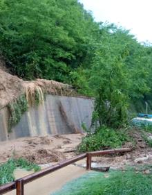 Imagen secundaria 2 - La zona del desprendimiento en Lezo, con el vehículo de la policía municipal atrapado. 