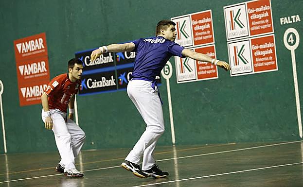 Iker Irribarria golpea la pelota ante Elezkano II.
