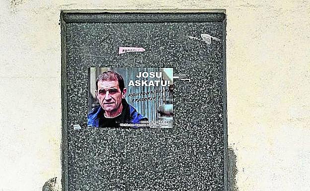 Apoyo. Imagen de un cartel en el que se pide la libertad de 'Josu Ternera' en una calle del municipio de Ugao-Miraballes.