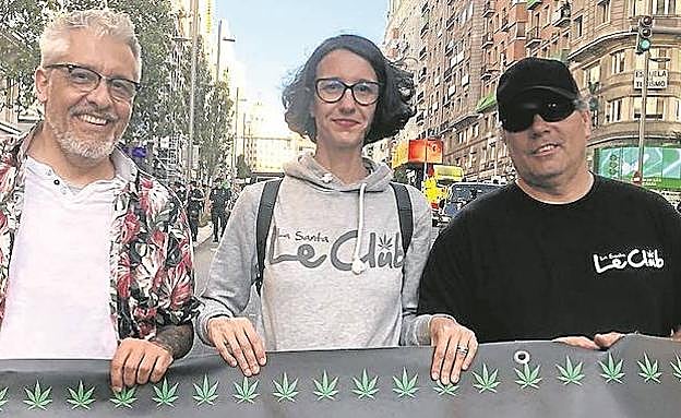 Carola Pérez, presidenta de OECM y usuario de cannabis medicinal, en una manifestación en Madrid en favor de su regularización.