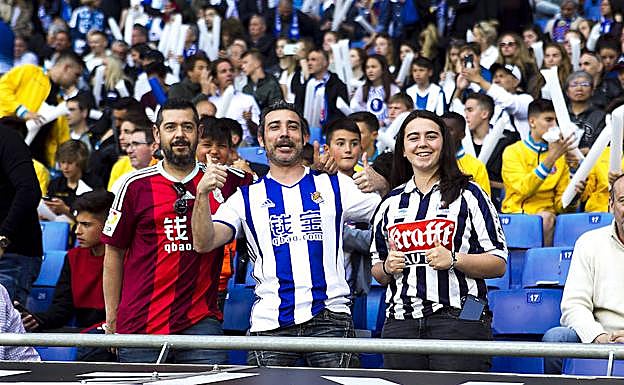 Tres aficionados, tres camisetas distintas, ayer en la grada de Cornellá donde no faltó el buen humor pese a la derrota. 