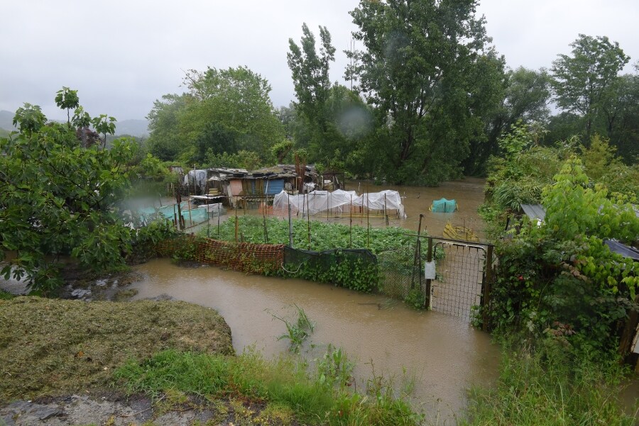 Después de todo el fin de semana lloviendo se han multiplicado los incidentes en las carreteras de Gipuzkoa y los ríos permanecen en alerta.