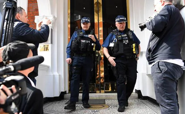 Dos policías montan guardia a las puertas de la Embajada de Ecuador en Londres. 