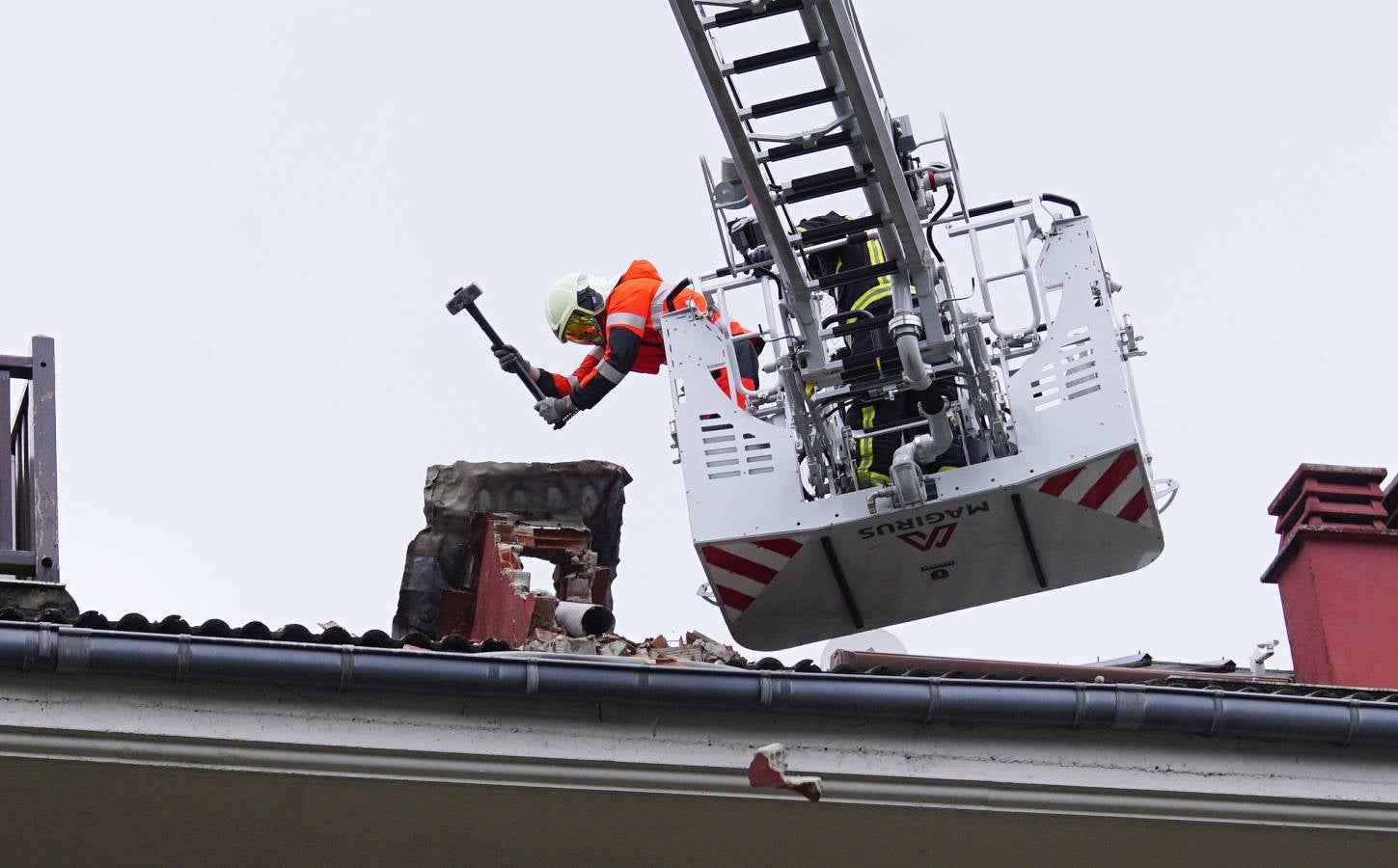 El viento lanzó la grúa de la obra del ambulatorio de Aiete contra la chimenea de una casa colindante