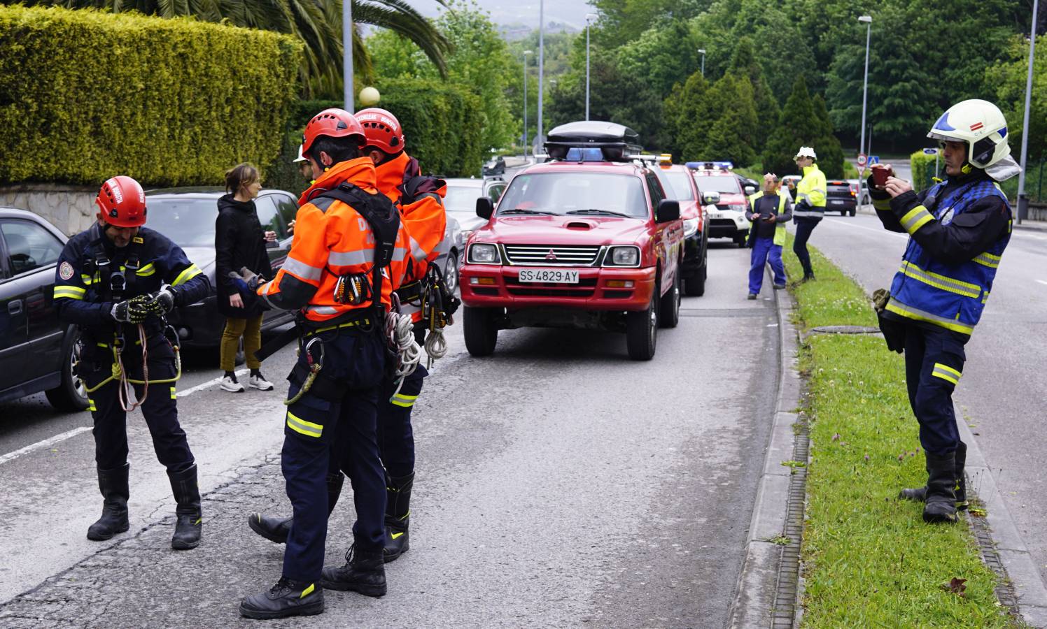 El viento lanzó la grúa de la obra del ambulatorio de Aiete contra la chimenea de una casa colindante