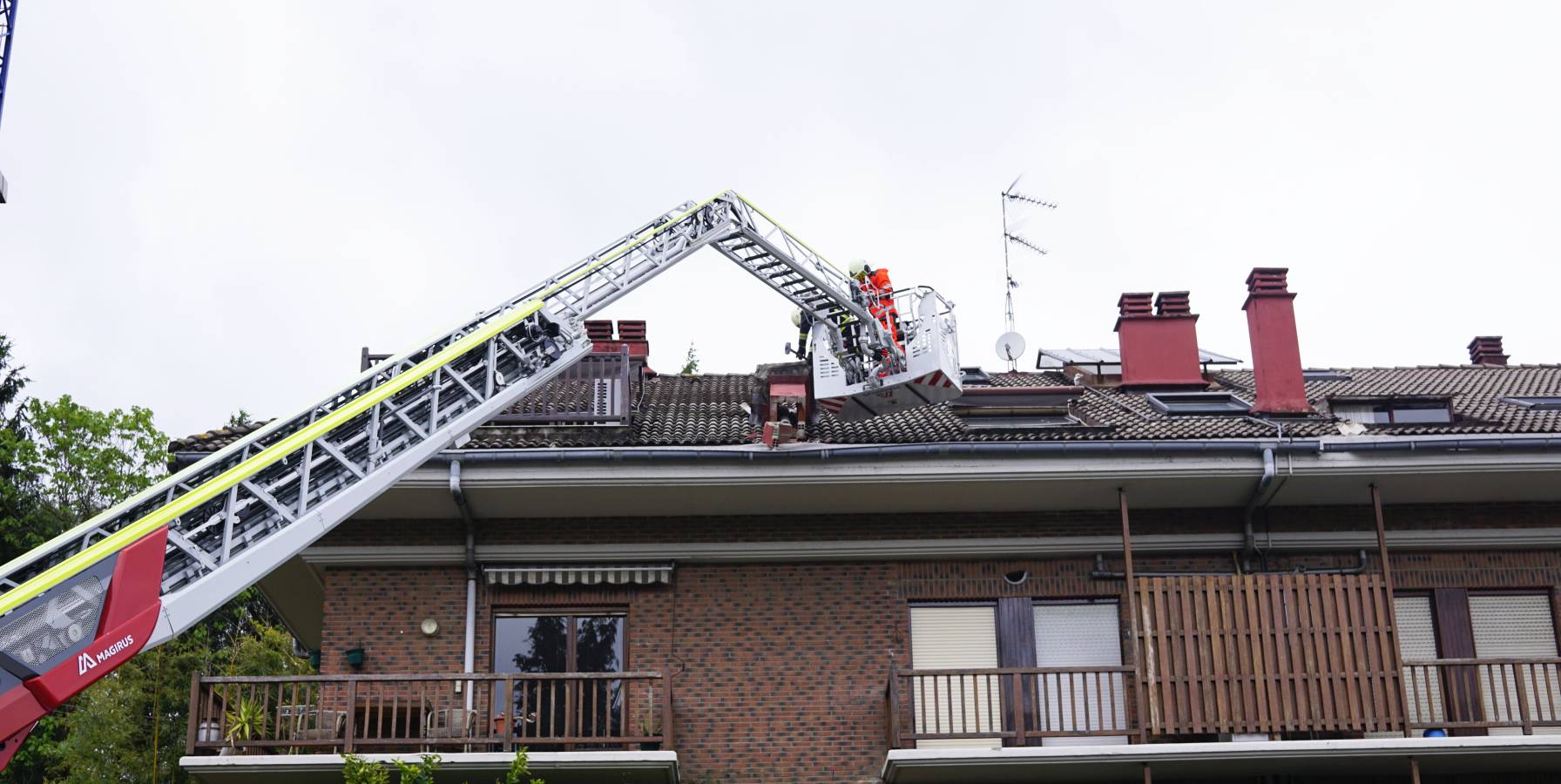 El viento lanzó la grúa de la obra del ambulatorio de Aiete contra la chimenea de una casa colindante