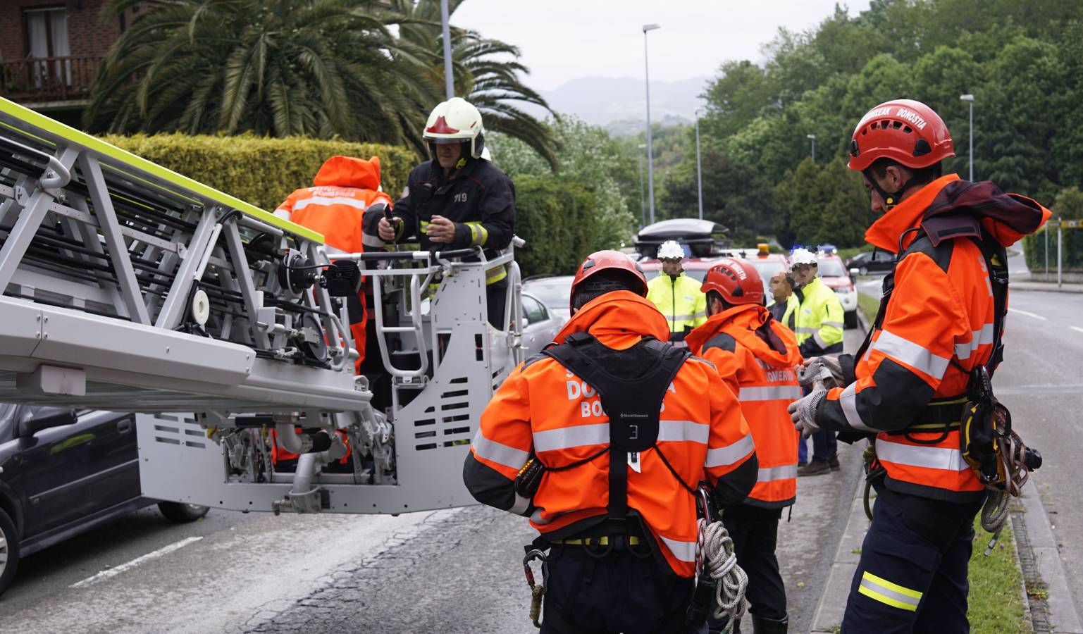 El viento lanzó la grúa de la obra del ambulatorio de Aiete contra la chimenea de una casa colindante