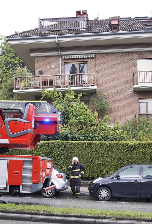 El viento lanzó la grúa de la obra del ambulatorio de Aiete contra la chimenea de una casa colindante