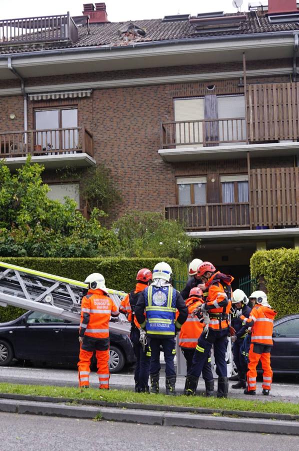 El viento lanzó la grúa de la obra del ambulatorio de Aiete contra la chimenea de una casa colindante